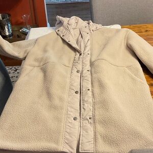 Vuori Women's Sherpa Hooded Trench (tan/ dark salt)